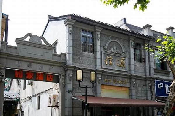 酒店在定安门，过去西湖坐游船游览三潭印月